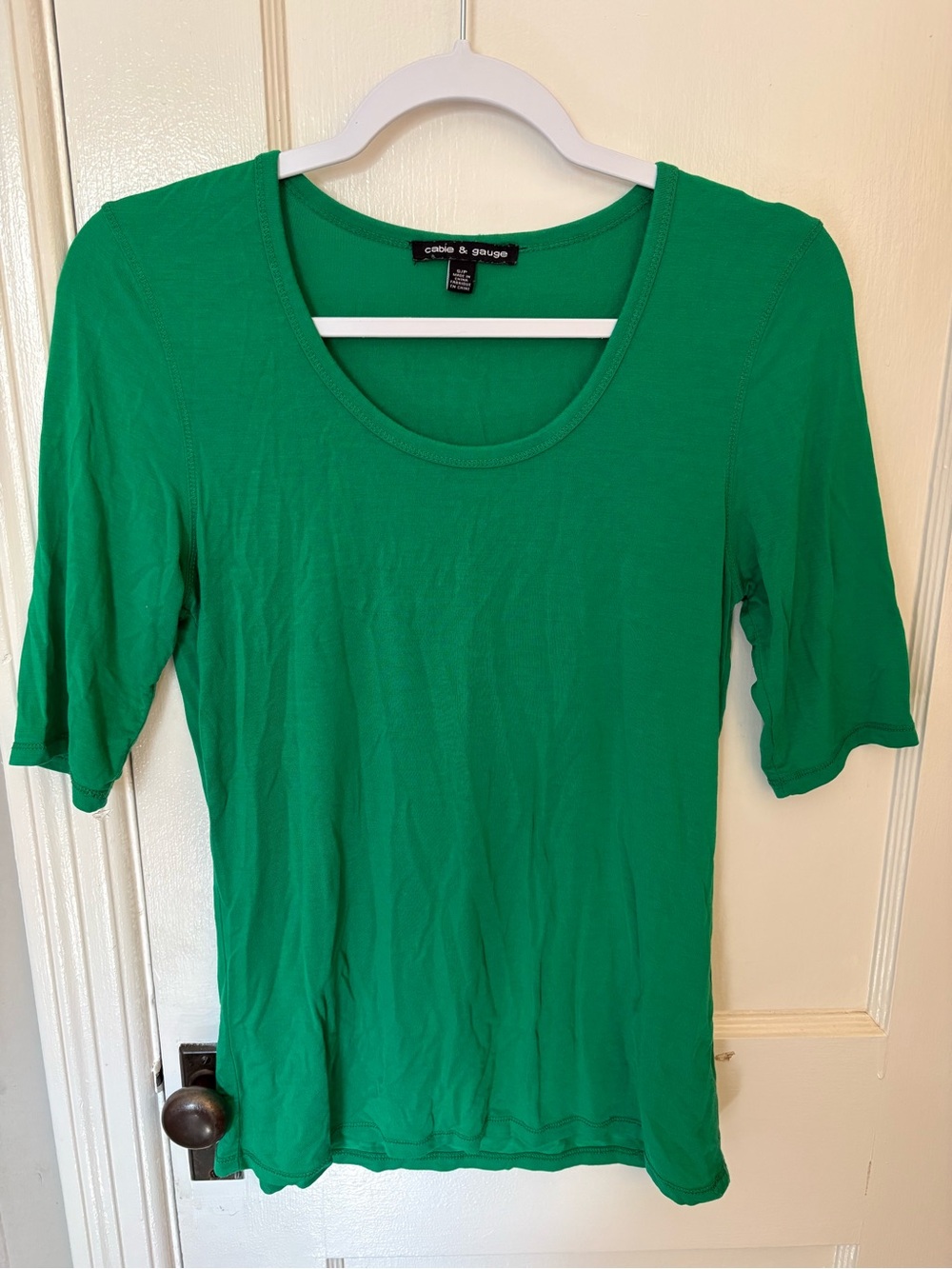 Cable & Gauge Scoop Neck Short Sleeve Tee in Kelly Green